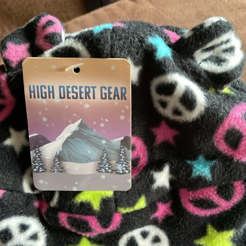 High Desert Gear Kids Star Peace Sign Hat with Ears and Mittens Fleece Set NWT